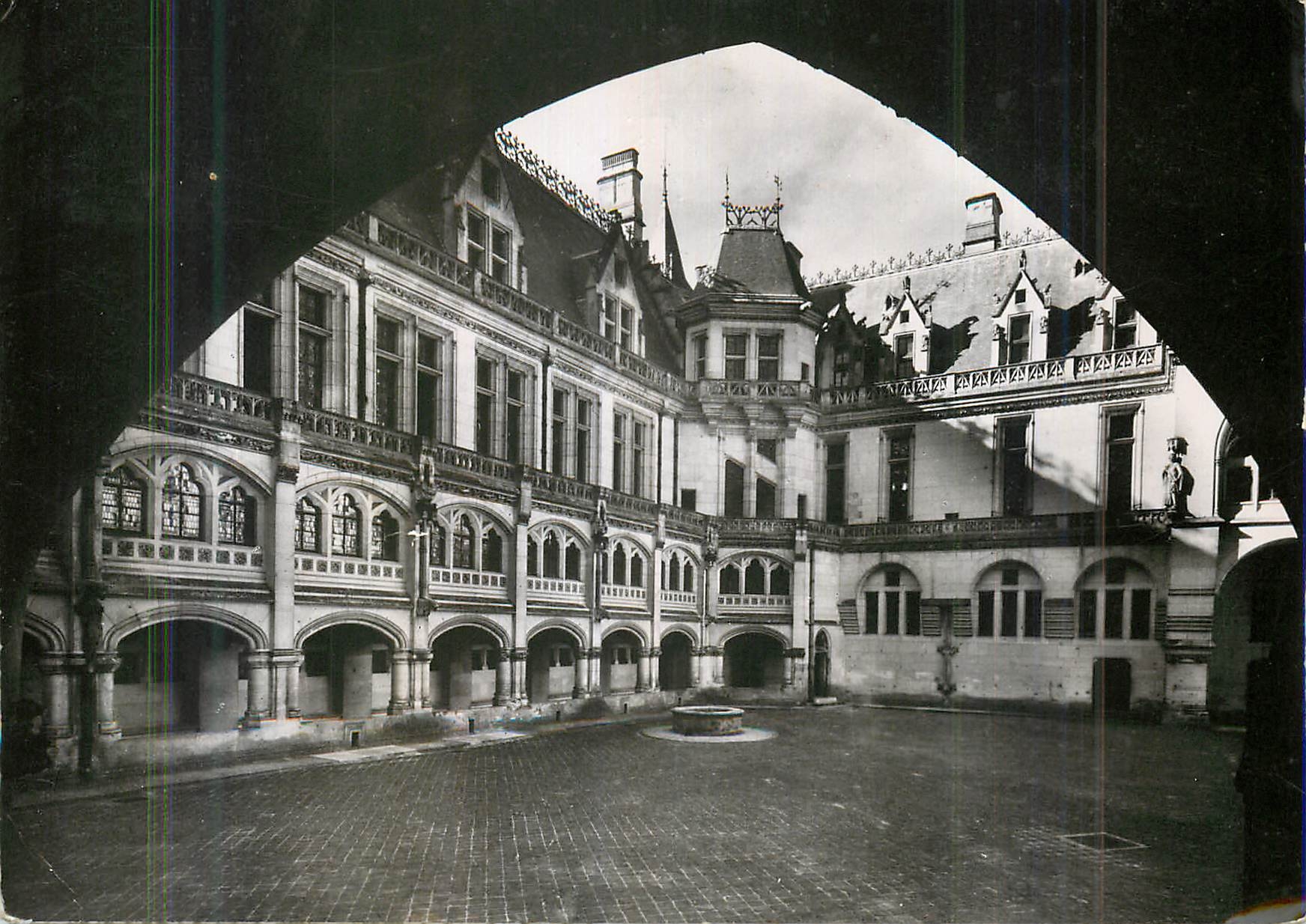 CPM Pierrefonds (Oise) Le Chateau (Reconstitution de Viollet Le Duc 1858 1870) Cour d'Honneur et Aile Ouest