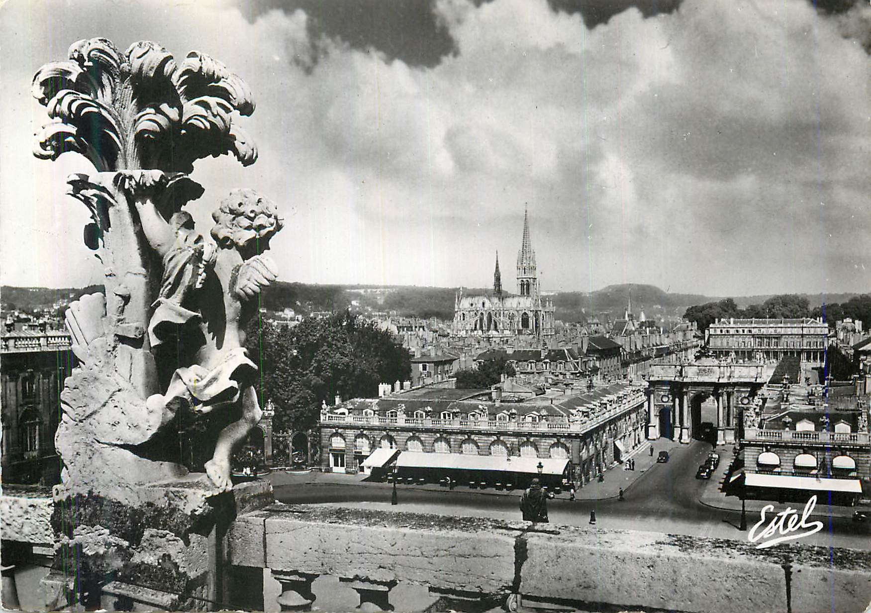 CPM Nancy Vue sur L'Arc de Triomphe et l'Eglise St Epvre