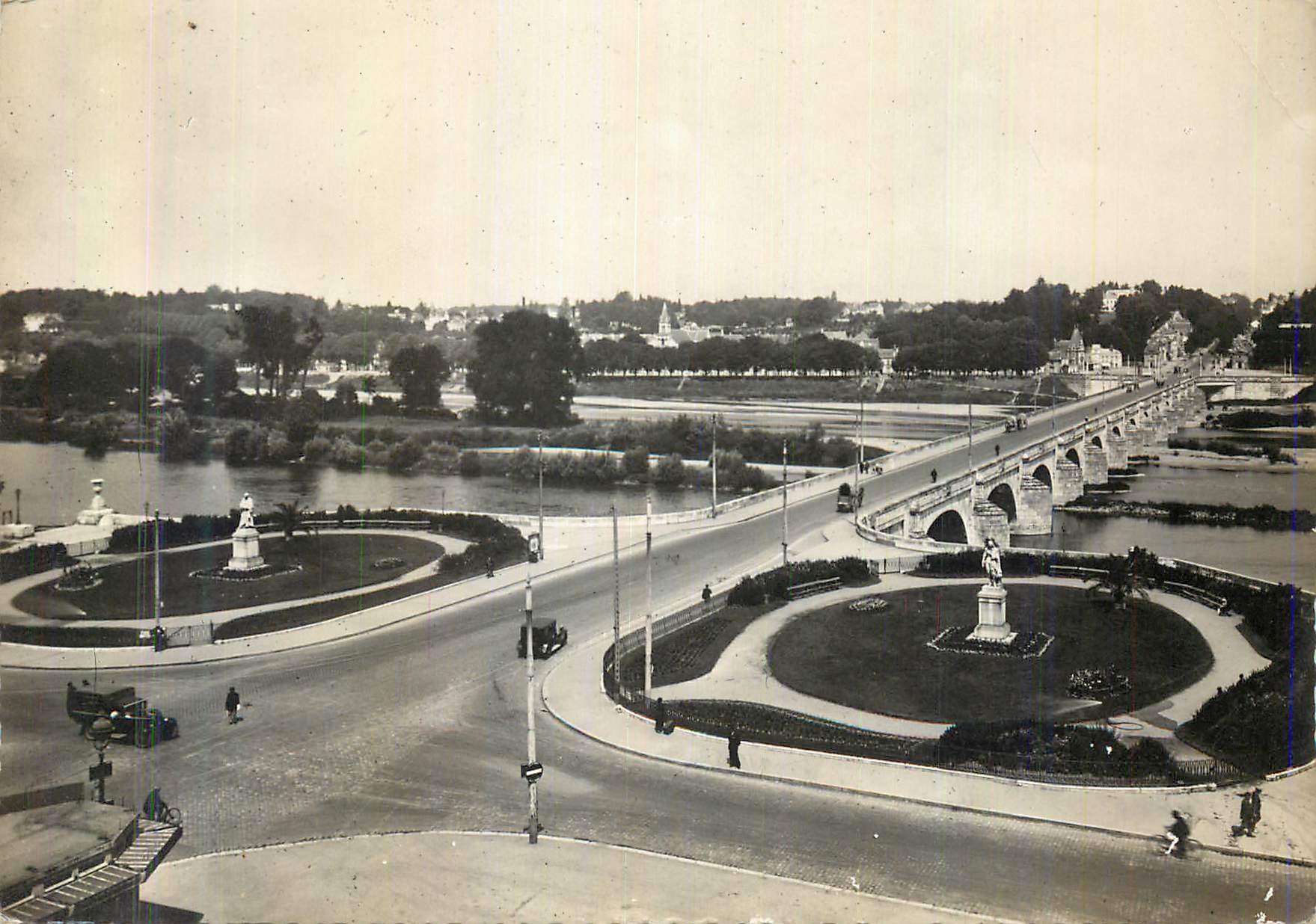CPM Tours (I et L) Les Squares Rabelais et Descartes et le Pont sur la Loire