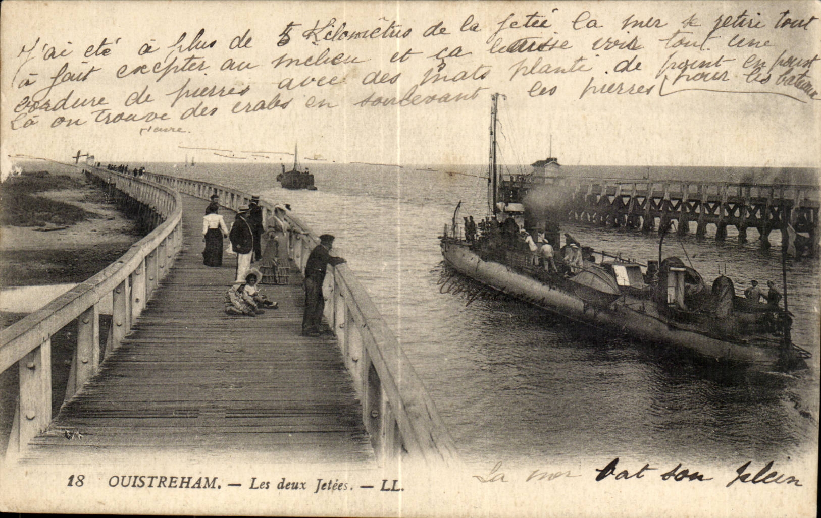 Ouistreham CPA the two piers (boat)