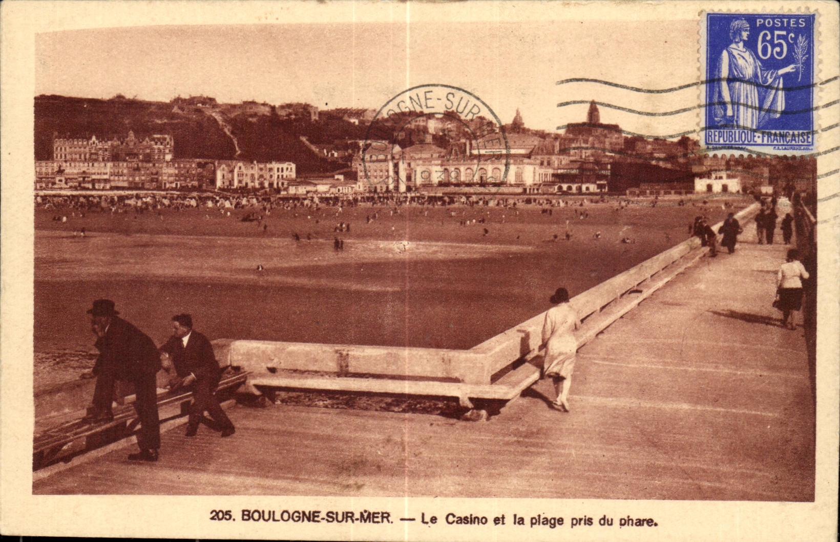 Boulogne on Merc CPA the casino and the beach taken of the pahre (lighthouse)