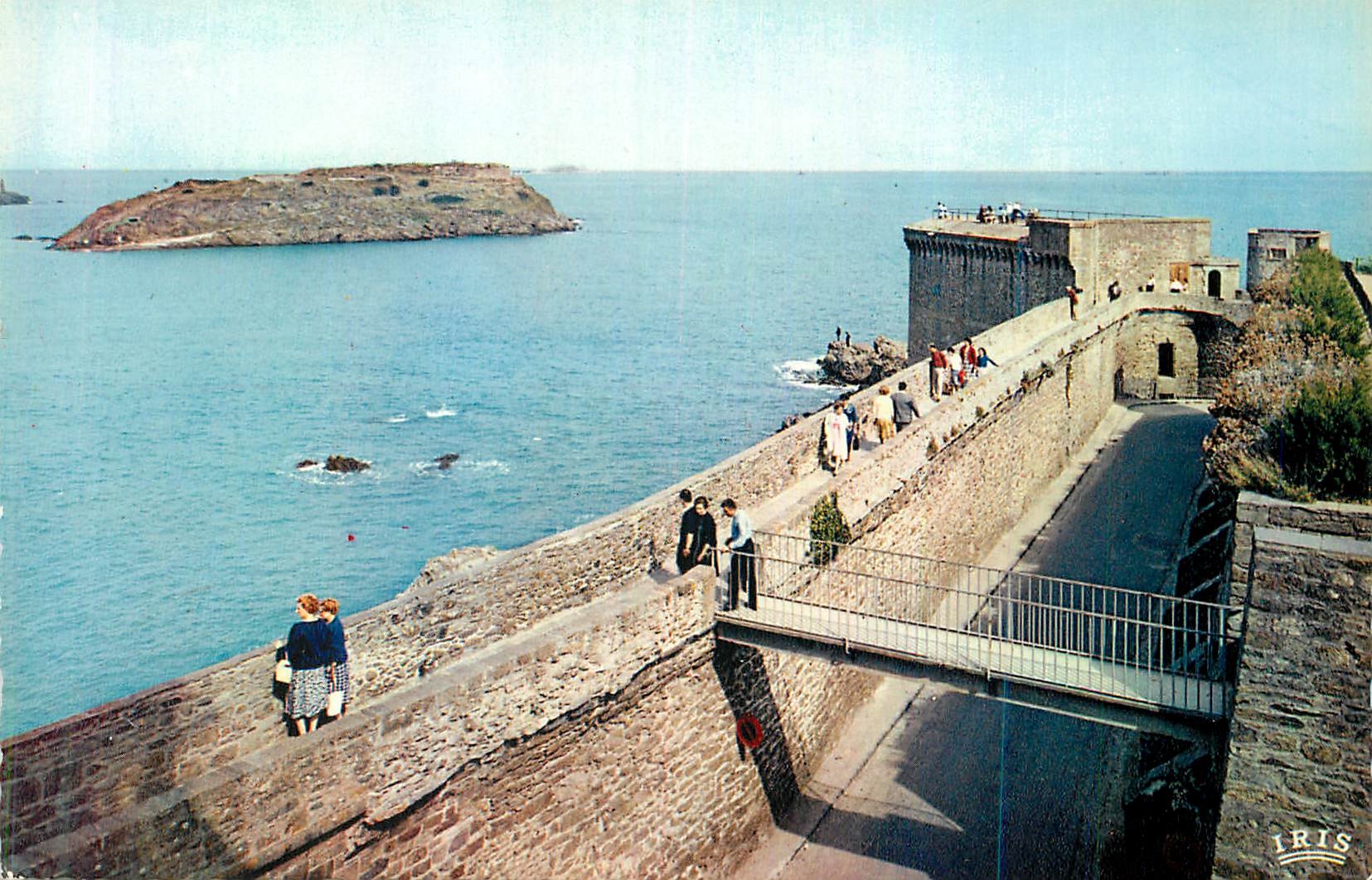 CPM Saint Malo Cite Corsaire Vue sur les Remparts