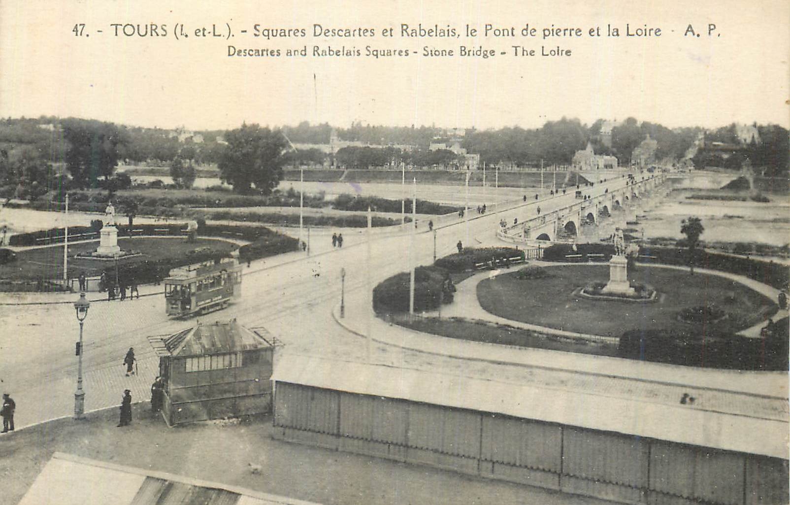 CPA Tours (I et L) Squares Descartes et Rabelais Le Pont de Pierre et la Loire