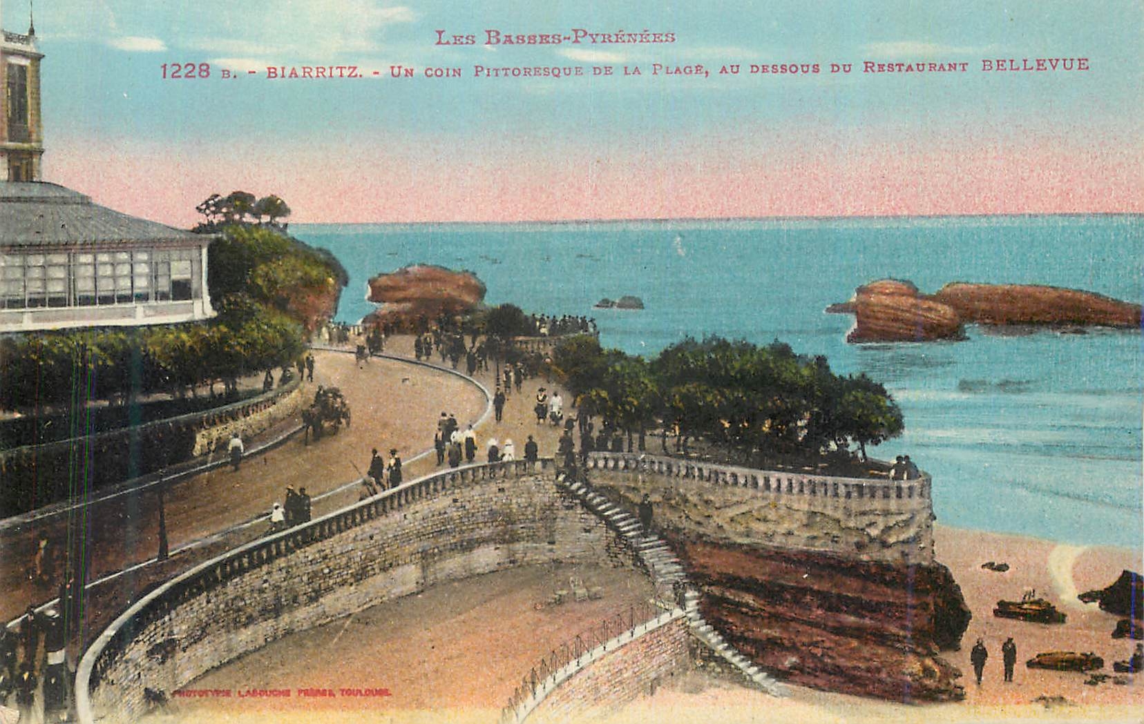 CPA Biarritz Les Basses Pyrenees Un Coin Pittoresque de la Plage au Dessus du Restaurant Bellevue
