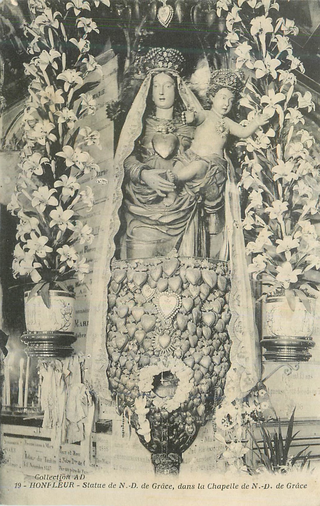 CPA Honfleur Statue de N D de Grace dans la Chapelle de N D de Grace