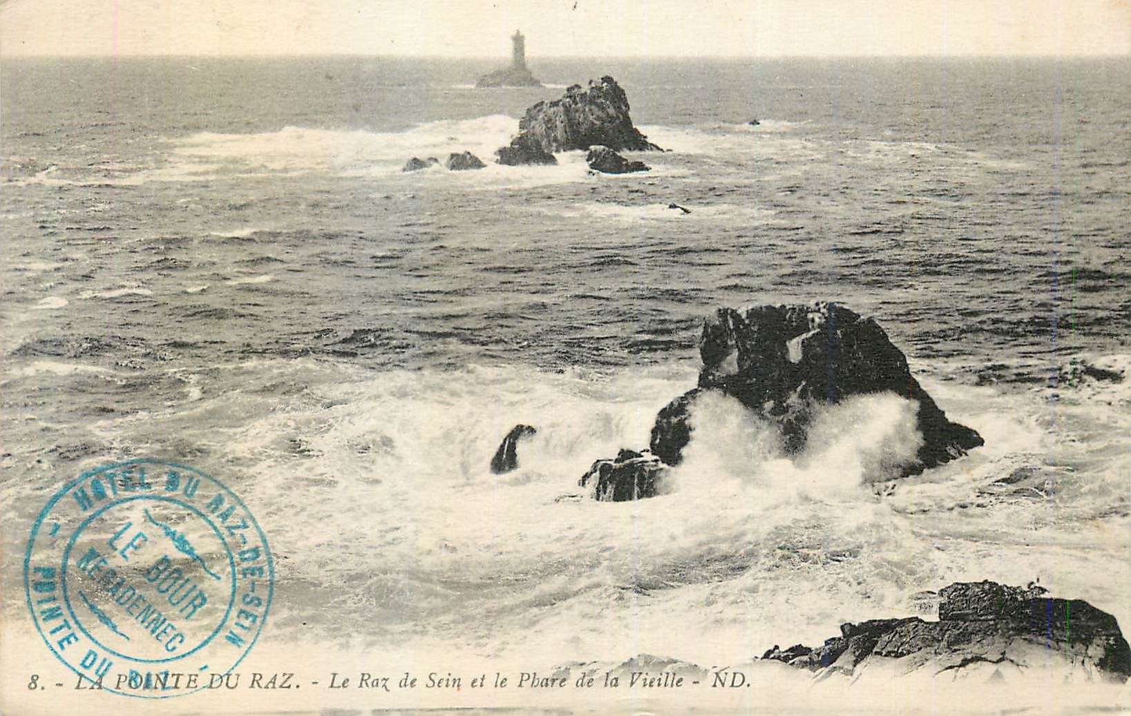 CPA La Pointe du Raz Le Raz de Sein et le Phare de la Vieille
