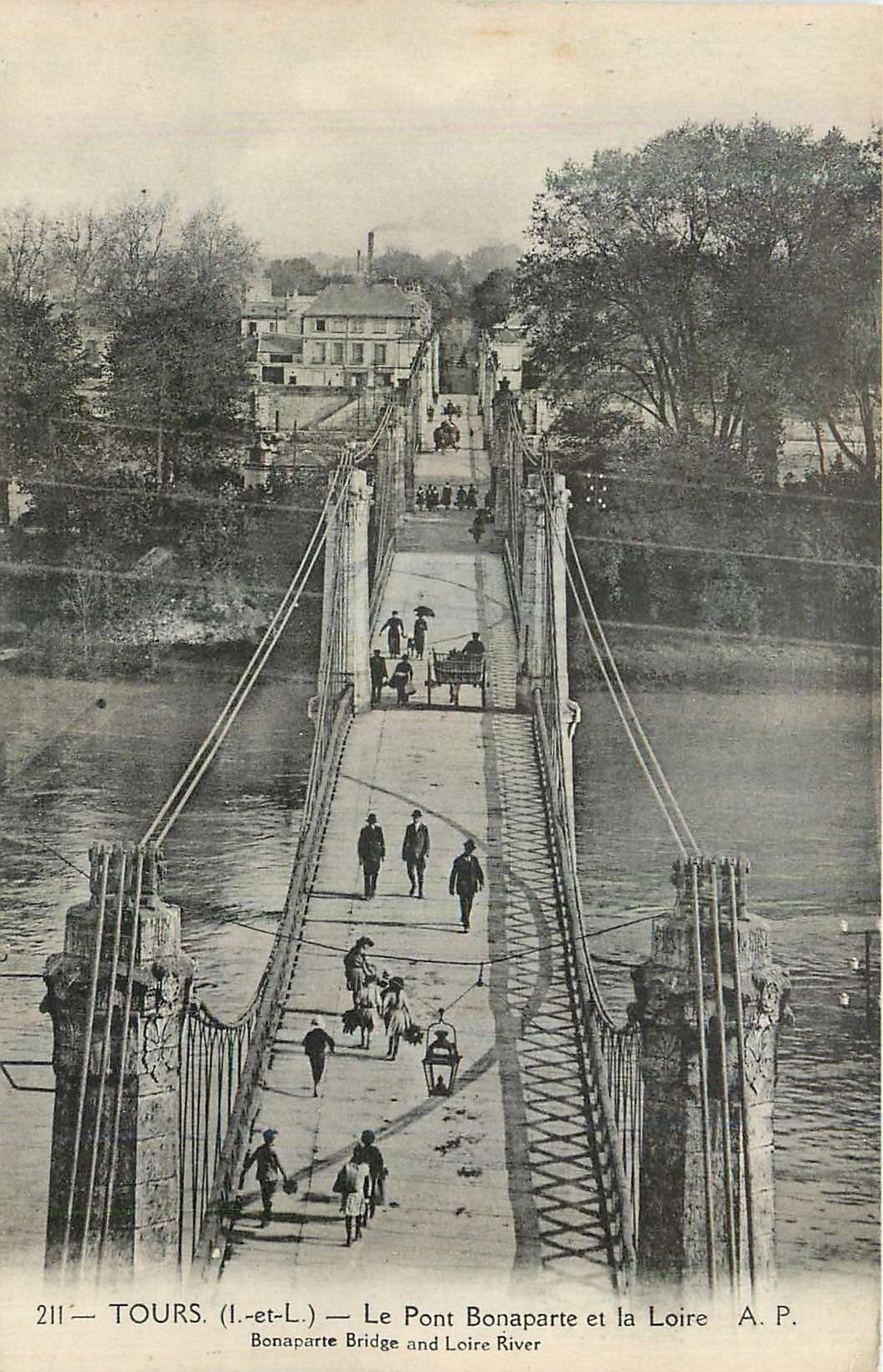 CPA Tours (I et L) le Pont Bonaparte et la Loire