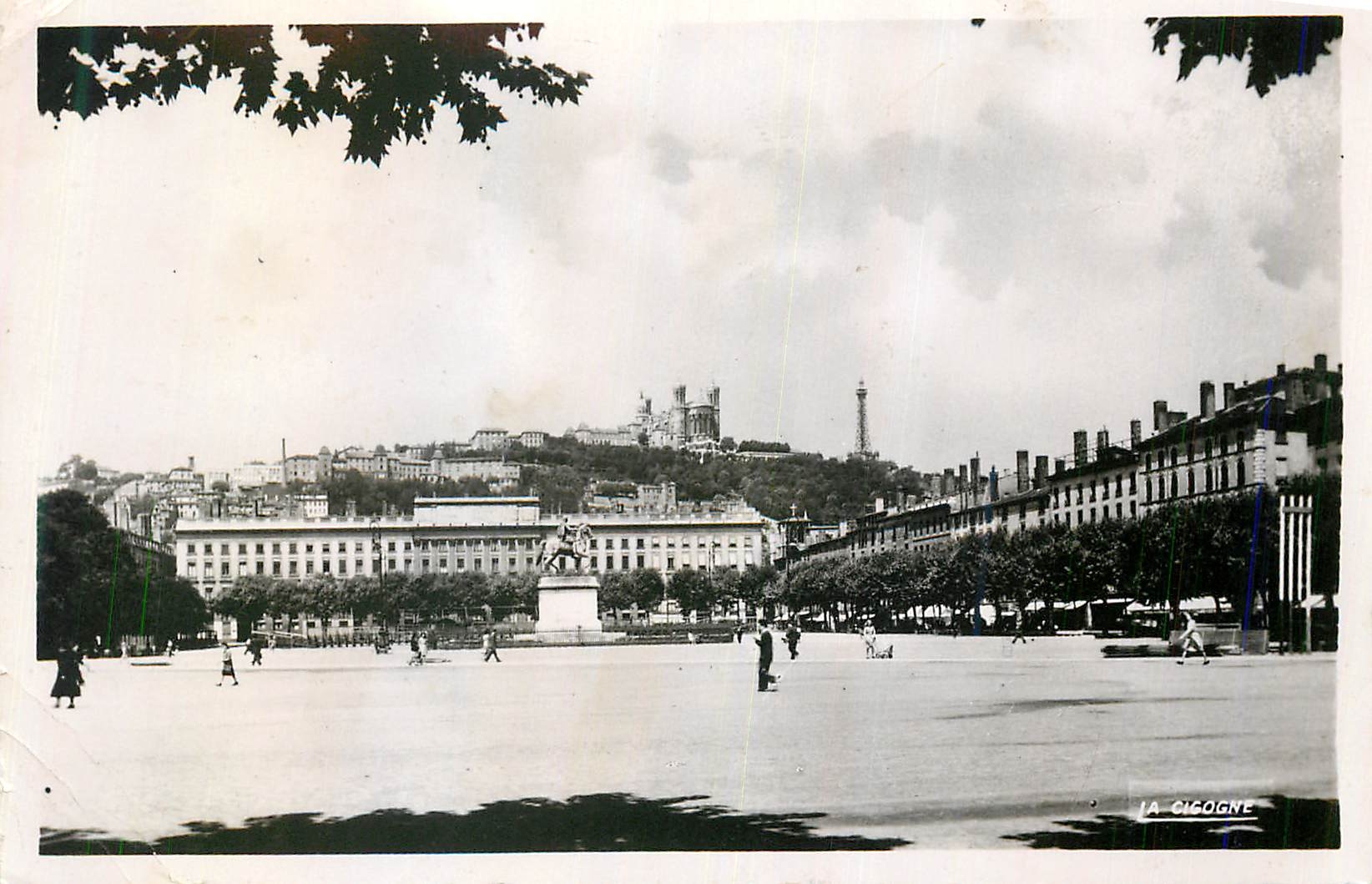 CPM Lyon (Rhone) Place Bellecour et Coteau de Fourviere