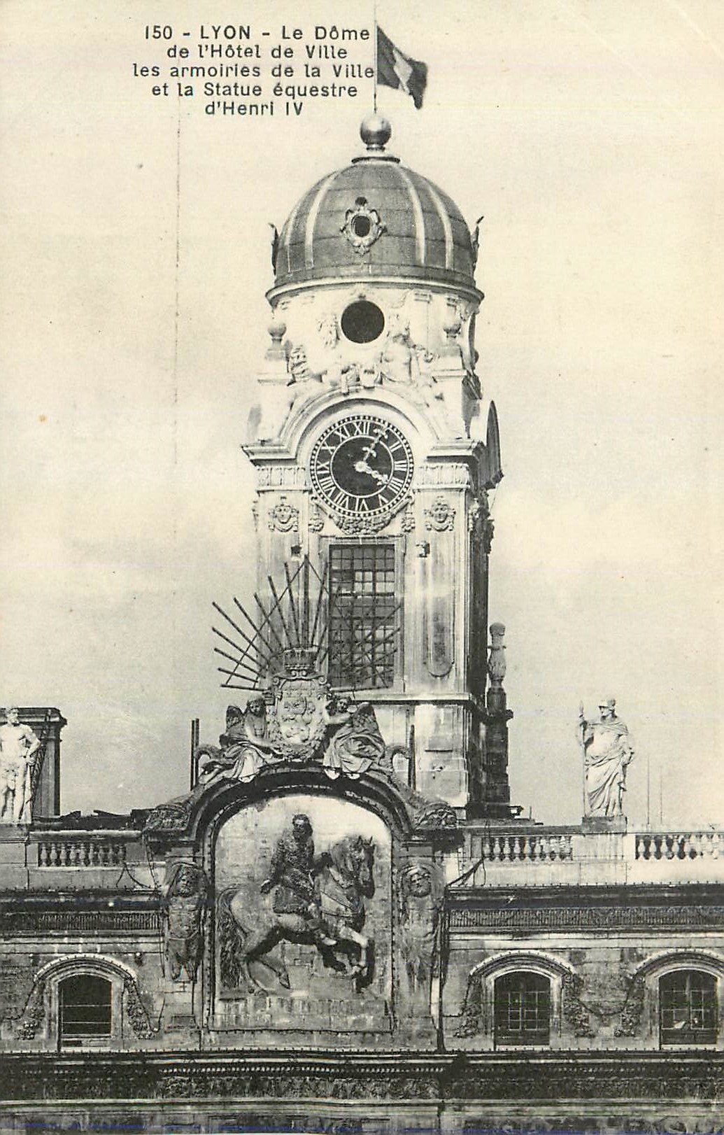 CPA Lyon Le Dome de l'Hotel de Ville les Armoiries de la Ville et la Statue Equestre d'Henri IV