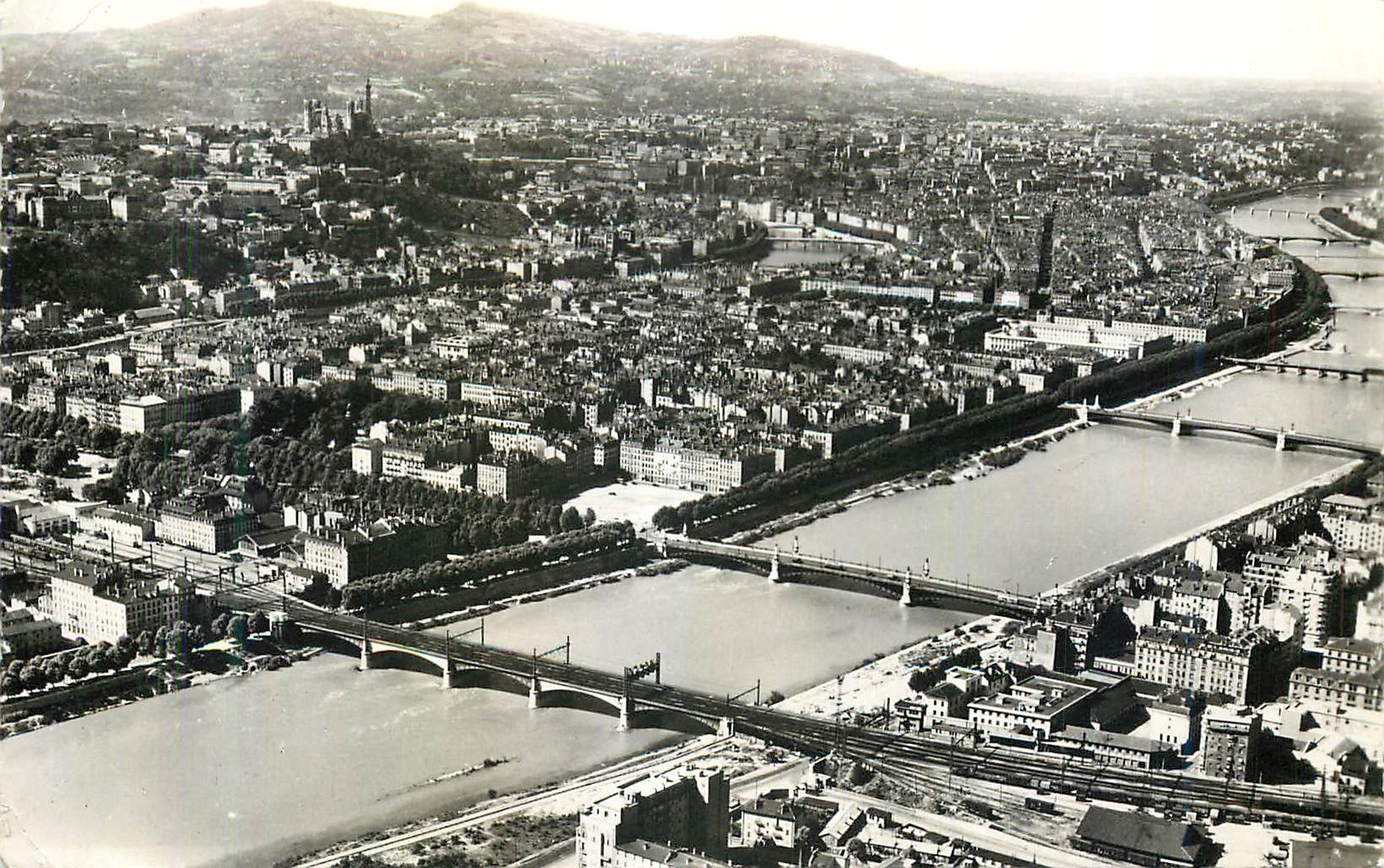 CPM Lyon Vue aerienne les Ponts sur le Rhone Le Centre Fourviere et les Monts d'Or