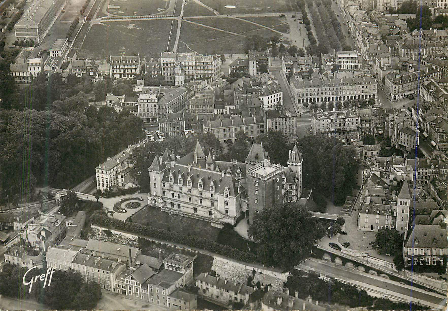 CPM En Bearn Pau (Basses Pyrenees) Vue Generale Le Chateau La Place de Verdun