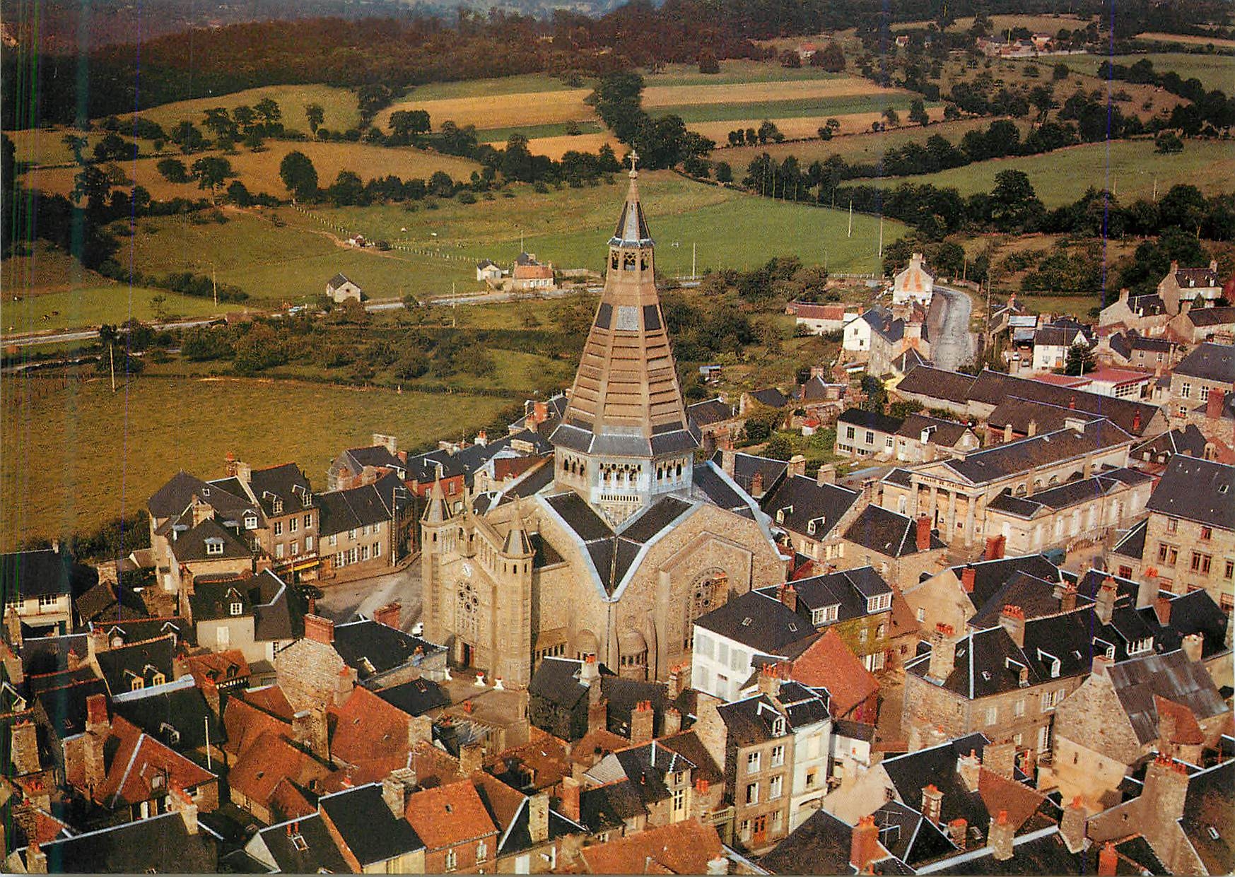 CPM Domfront (Orne) Vue Generale et l'Eglise