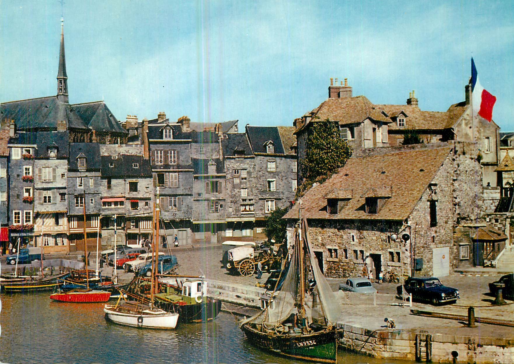 CPM Honfleur (Calvados) En Normandie Les Quais et la Lieutenance Bateaux de epche