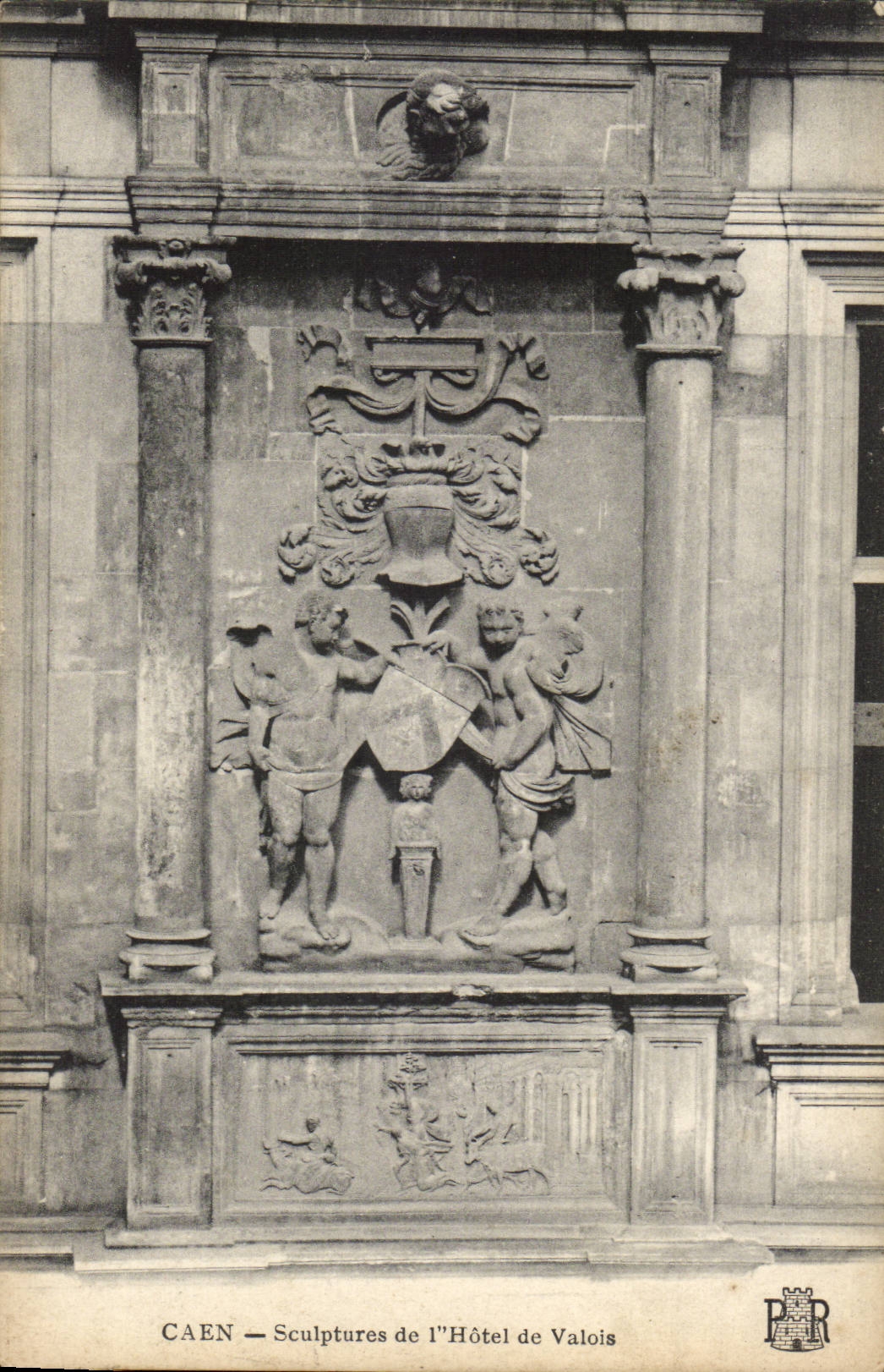 Caen - Sculptuures des Hotels von Valois CPA
