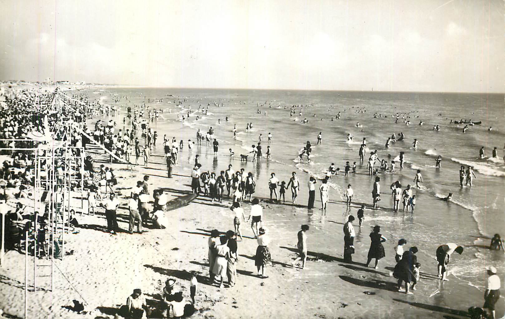CPM St Jean de Monts La Plage a l'heure du bain