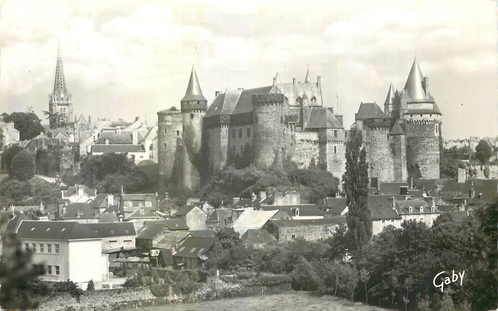 CPM Vitre le Chateau Feodale du XIVe Siecles vu des Tertres Noires
