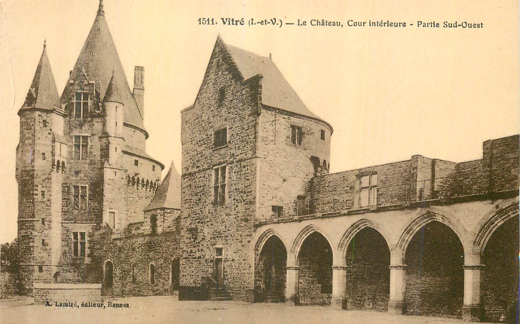 CPA Vitre (I et V)Le Chateau Cour interieure Partie Sud Ouest