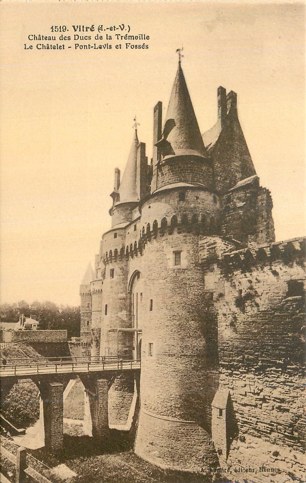 CPA Vitre (I et V)Le Chateau des ducs de la Tremoille Le Chatelet Pont Lavis et Fosses