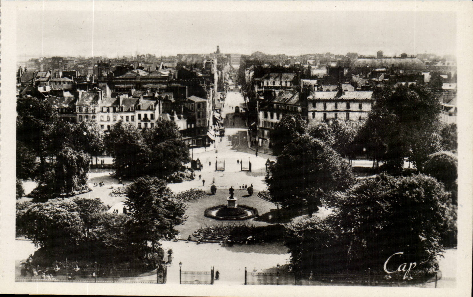 Le Havre - Le jardin de L'Hotel de Ville et Perspective sur la rue de Paris a vol d'Oiseau - CPA 