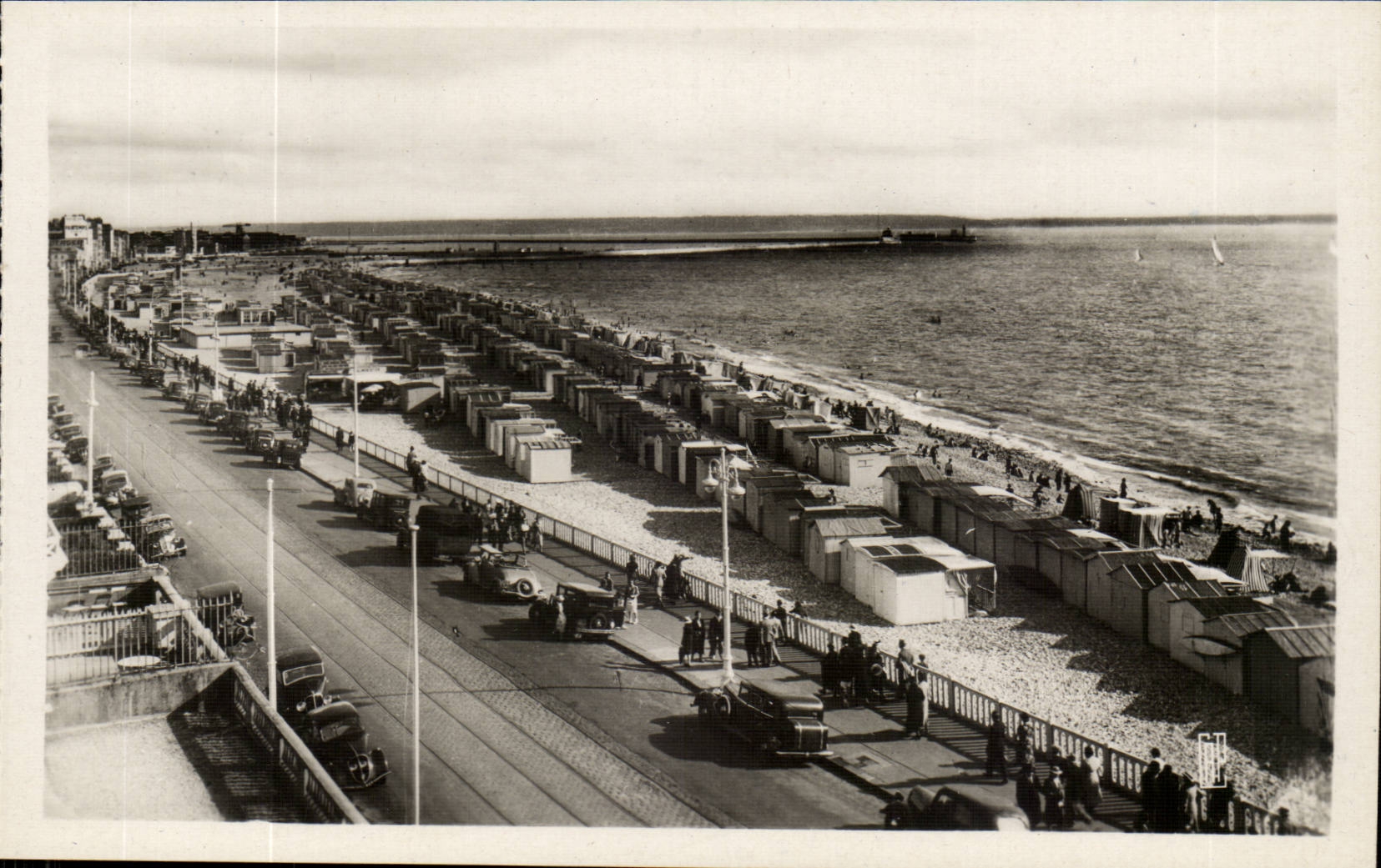 Le Havre - the Beach and Entering of the Port and sights of the Casino - CPA