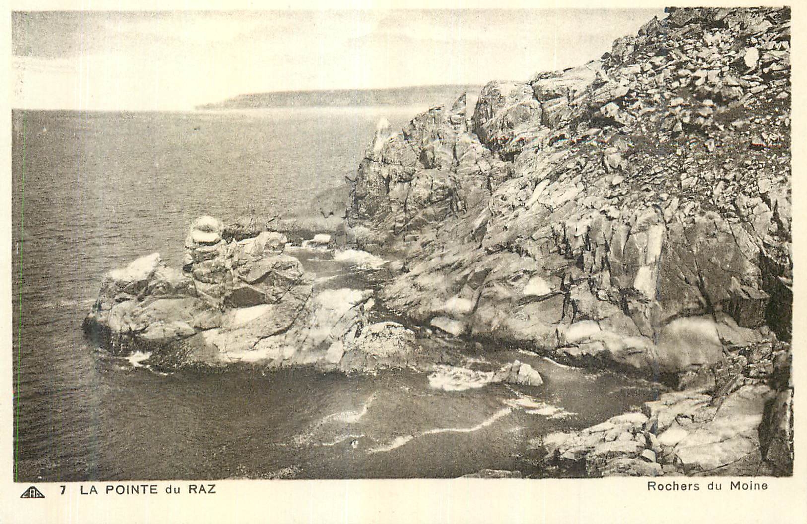 CPA La Pointe du Raz Rochers du Moine