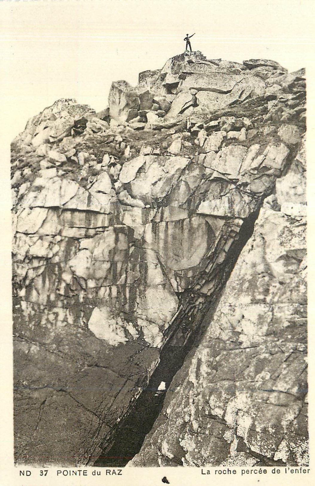 CPA Pointe du Raz La roche percee de l enfer