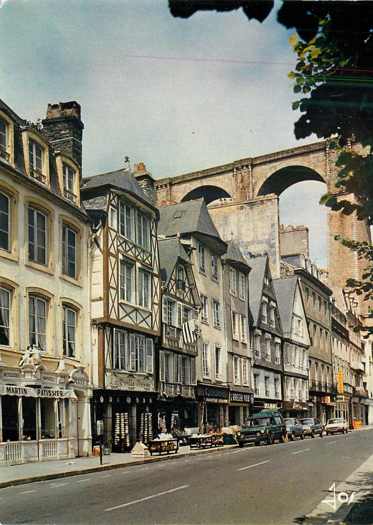 CPM Morlaix Finistere Maisons a colombages au pied du viaduc