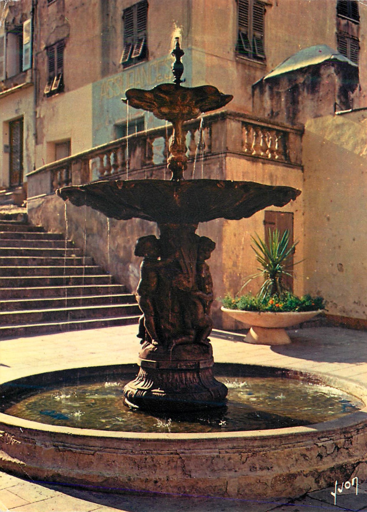 CPM Le Corse oasis de Beaute Corte Une vieille Fontaine et l un des Escaliers 