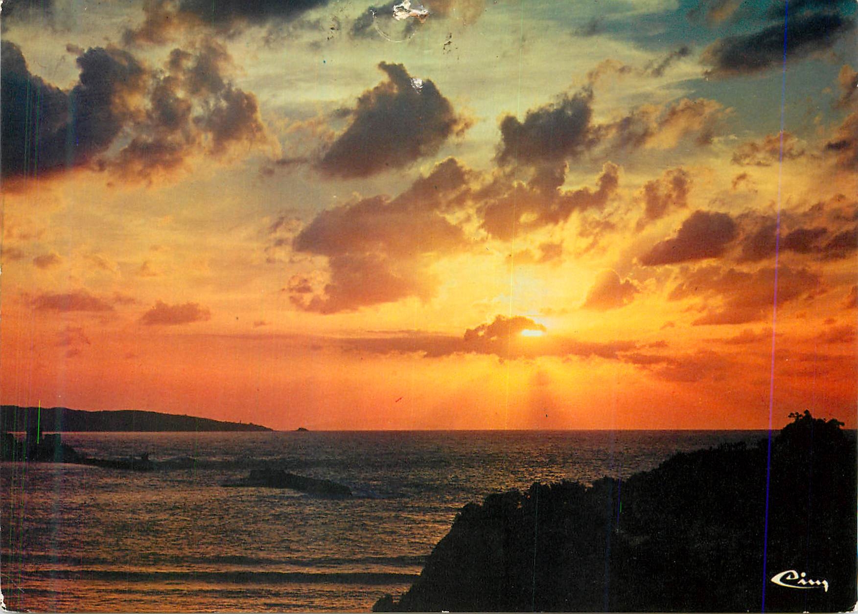 CPM St Jean de Luz Pyr Atl Coucher de soleil sur la baie