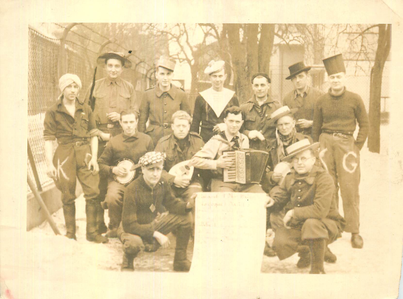 CPA Hommes déguises Accordeon