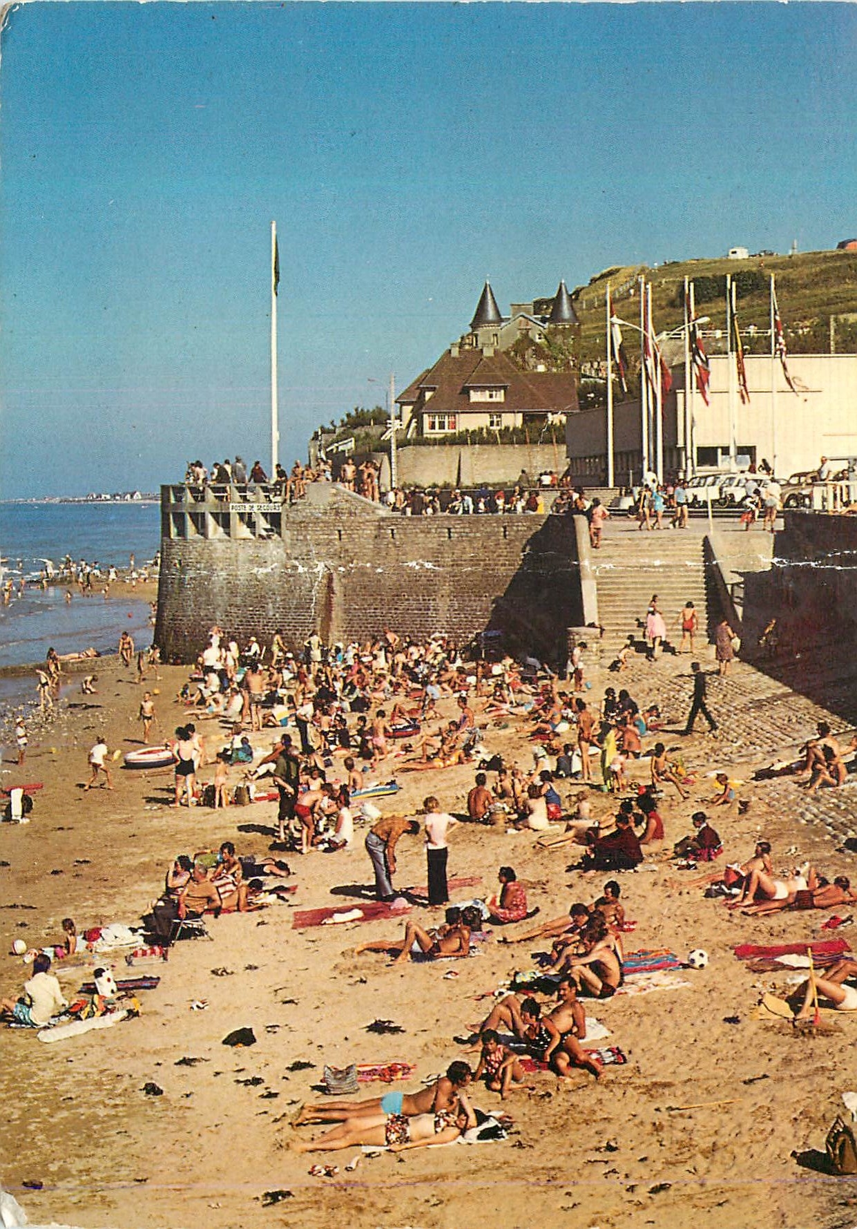 CPM Arromanches La Plage et le Musee