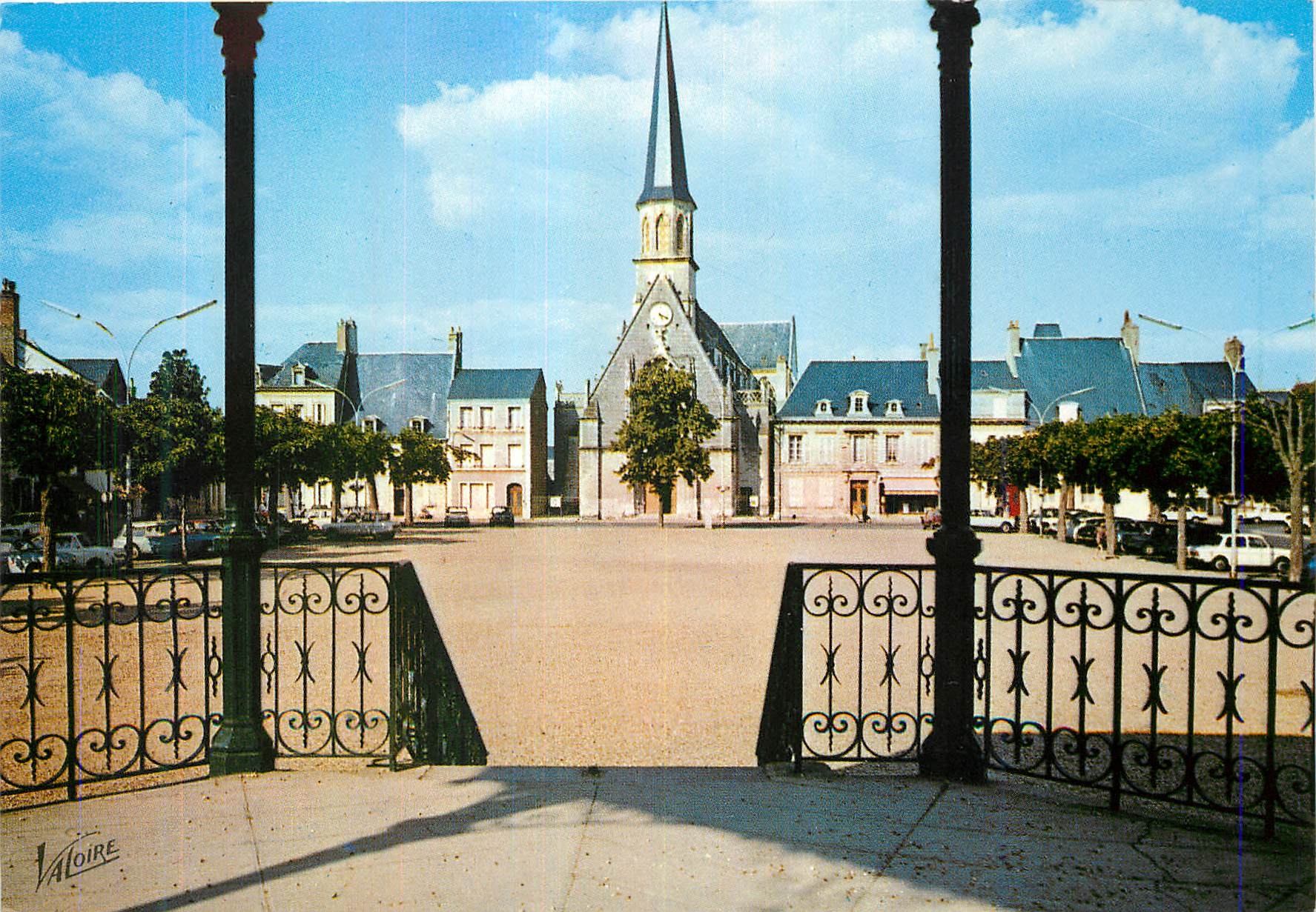 CPM Montoire sur le Loir Loir et Cher La place Georges Clemenceau et l eglise Saint Laurent
