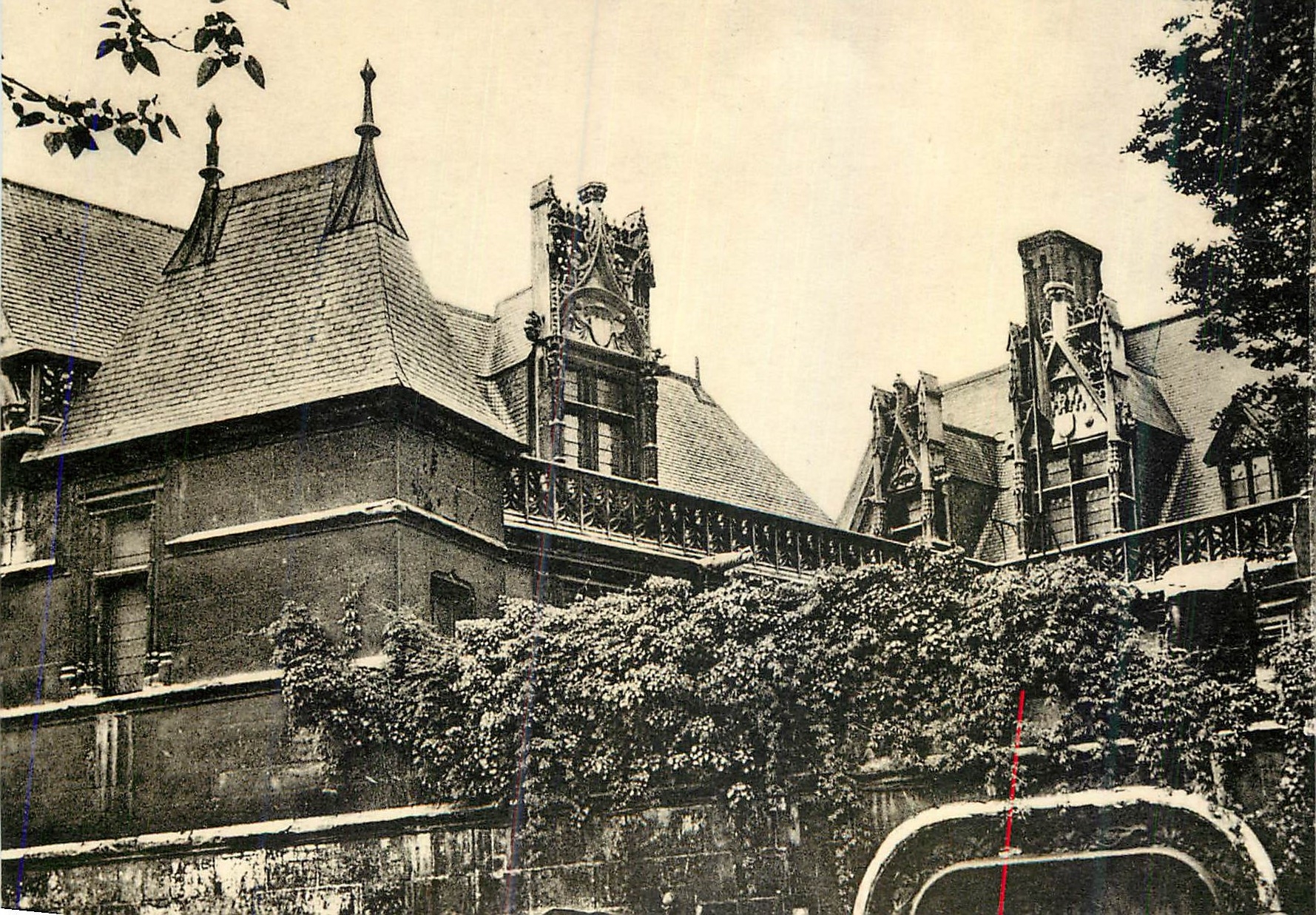 CPM Paris Hotel parisien des abbes de Cluny Fin du XVe s Architecture Les toitures des belles habitation citadines de st