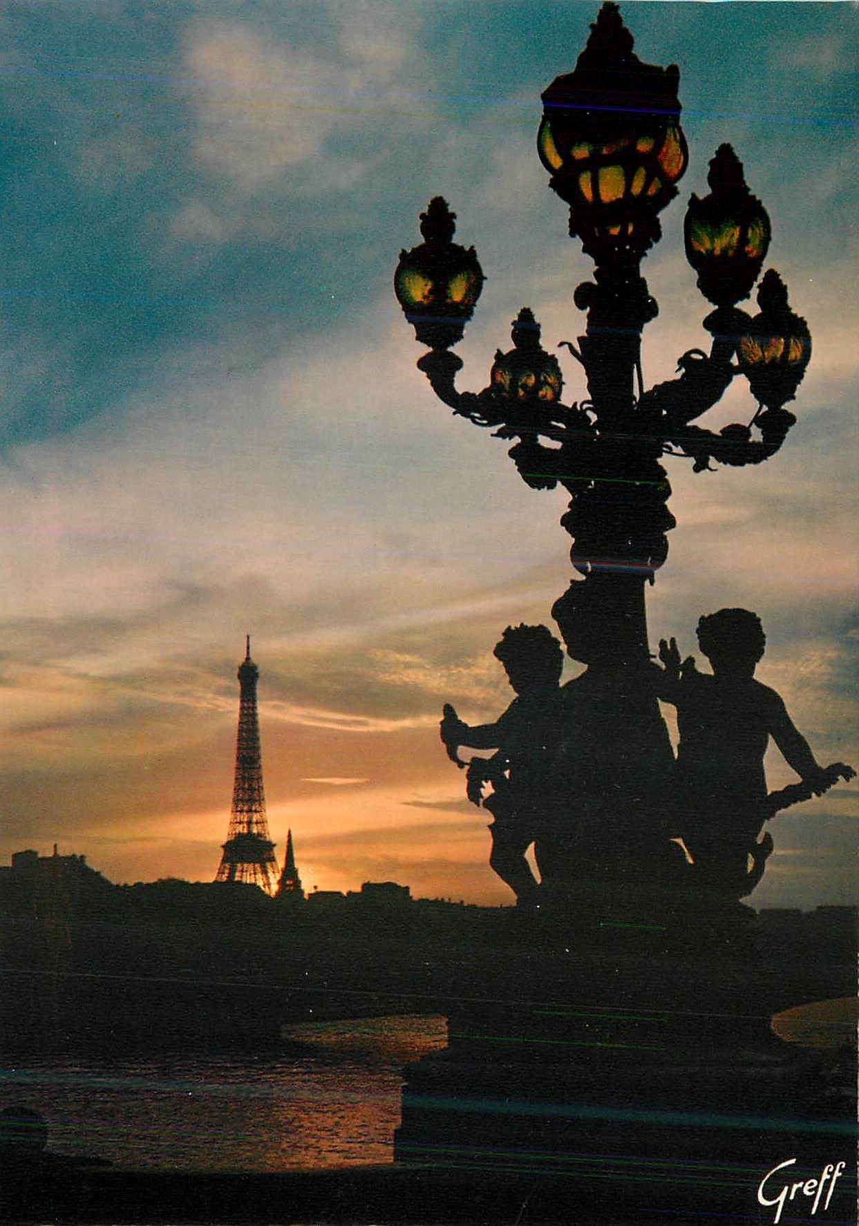 CPM Paris La Tour Eiffel depuis le Pont Alexandre III et la fleche de l'Eglise Americaine