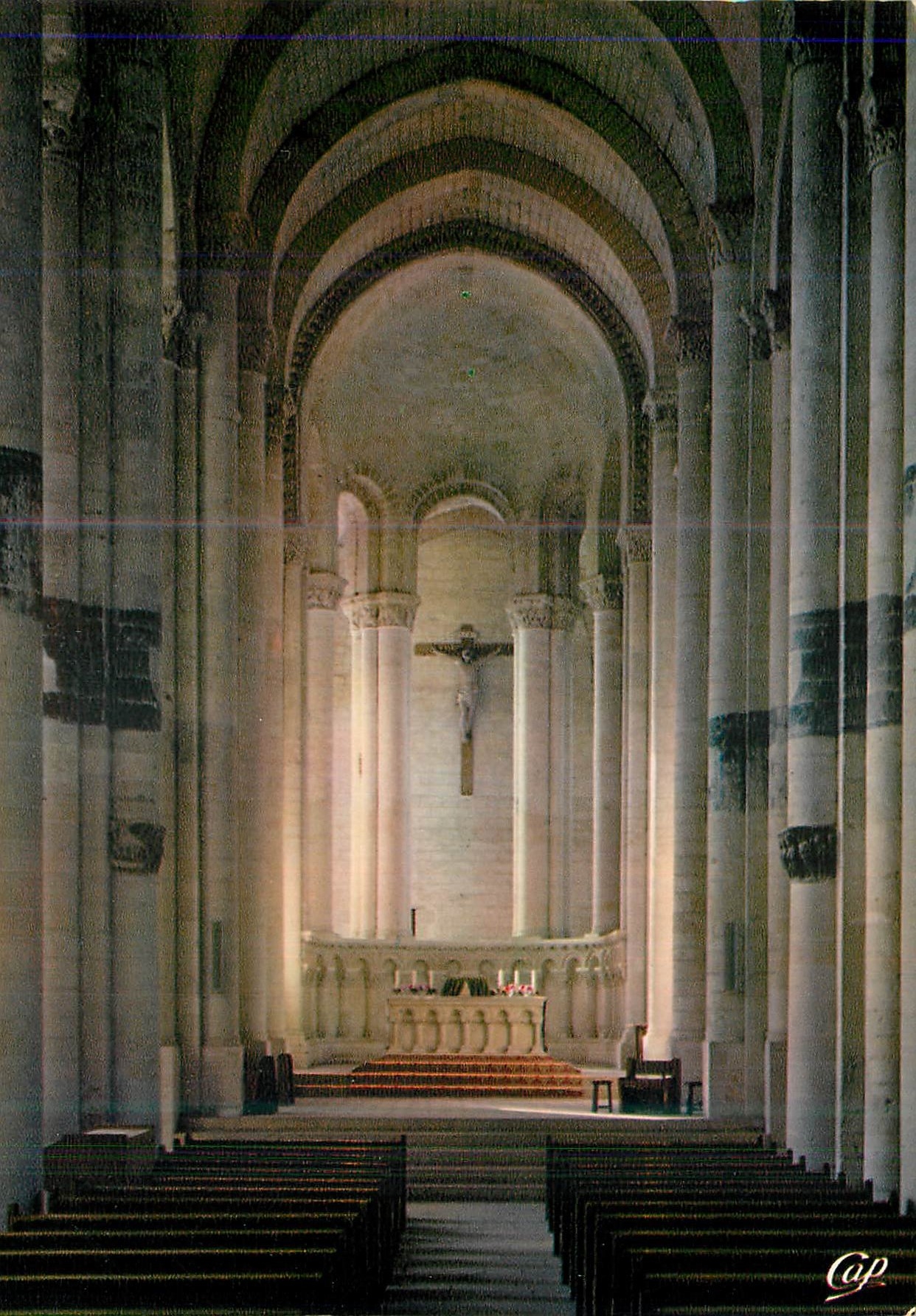 CPM Abbaye de Cunault La Nef