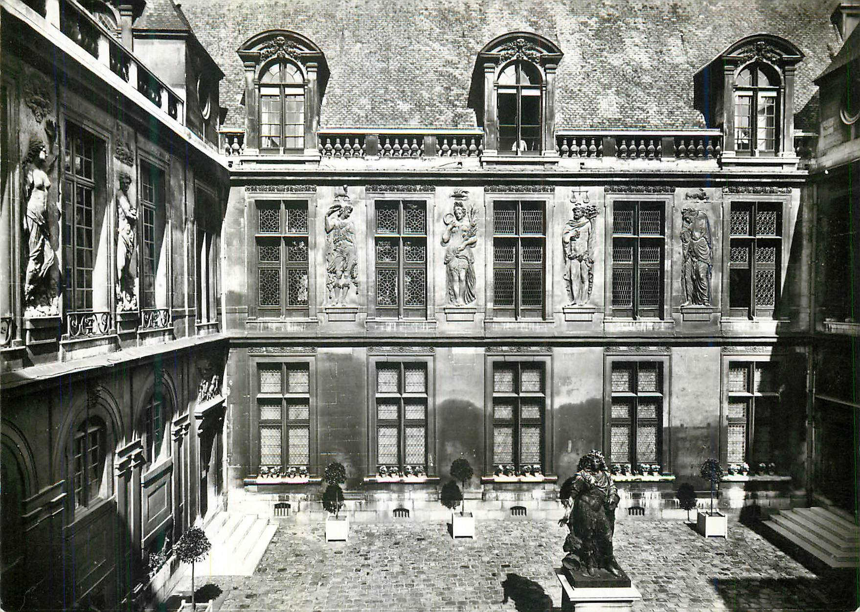 CPM Musee Carnavalet La cour Louis XIV