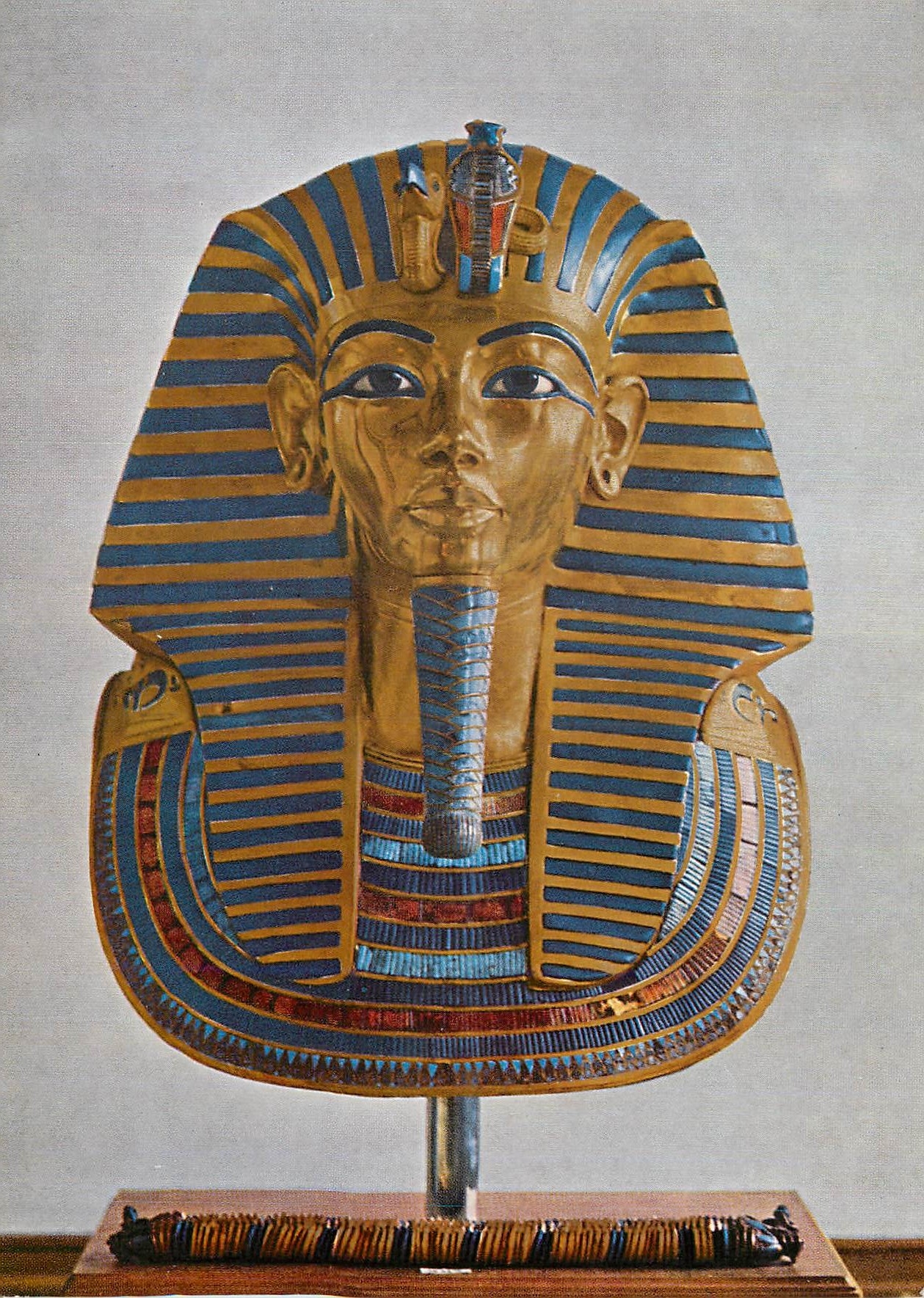CPM Aus dem Grabscharz des Konigs Tutanchamon (1358 1349 v Chr) Goldmaske des Konigs Kairo Museum Egypte