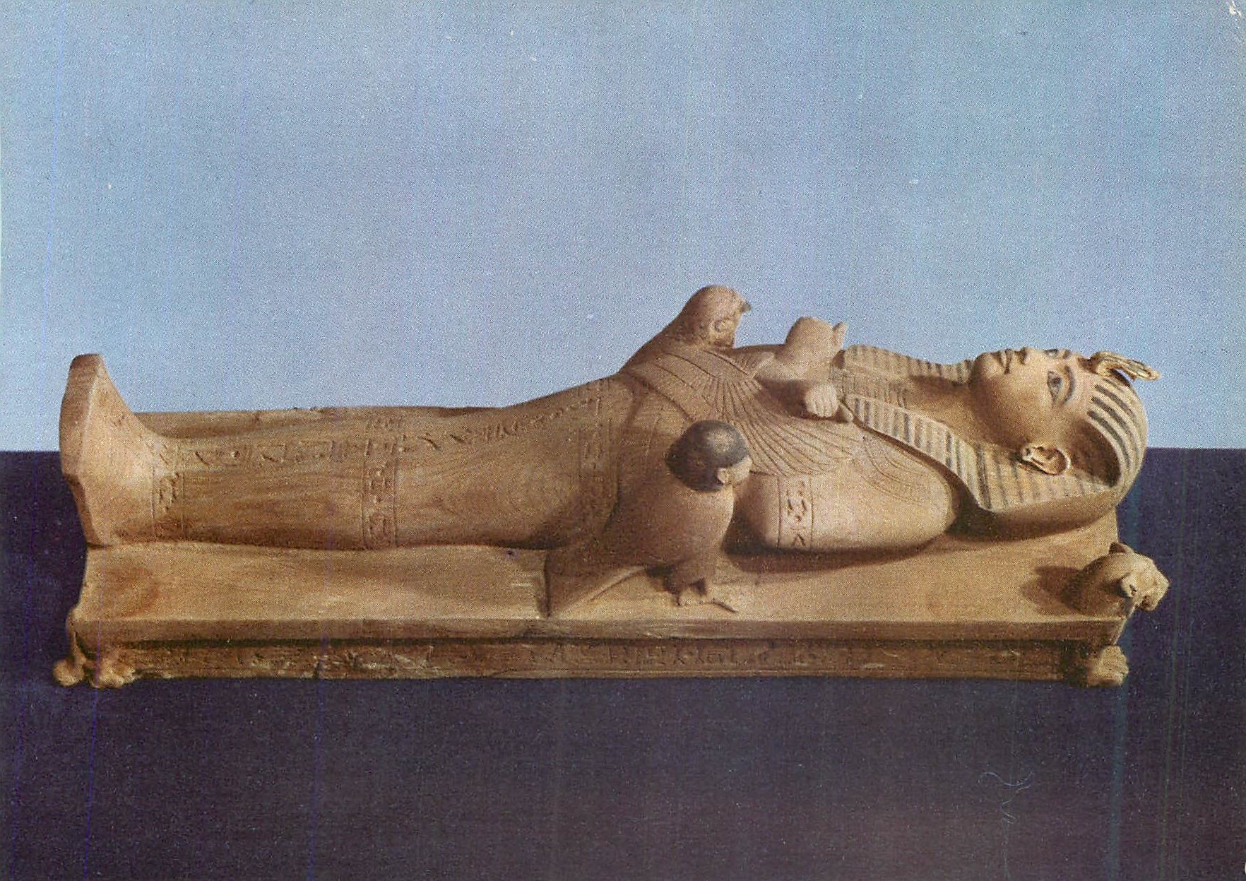 CPM Toutankhamon (Troisieme serie) L'image du roi sur son lit funeraire Egypte