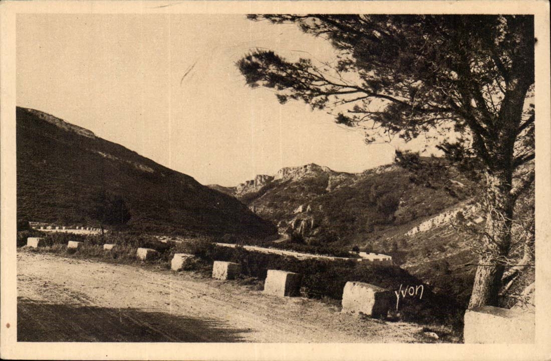 Landscapes and stones of Provence CPA Road of Avignon to the Beams