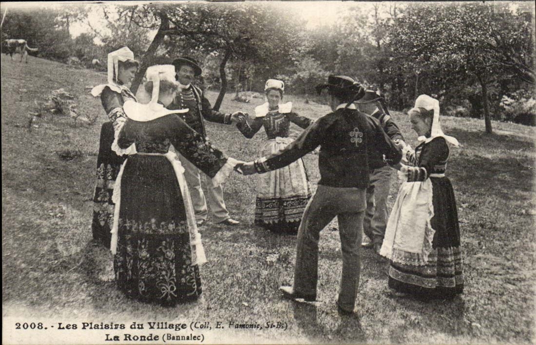 CPA pleasures of the village the round (Bannalec) (folklore dances)