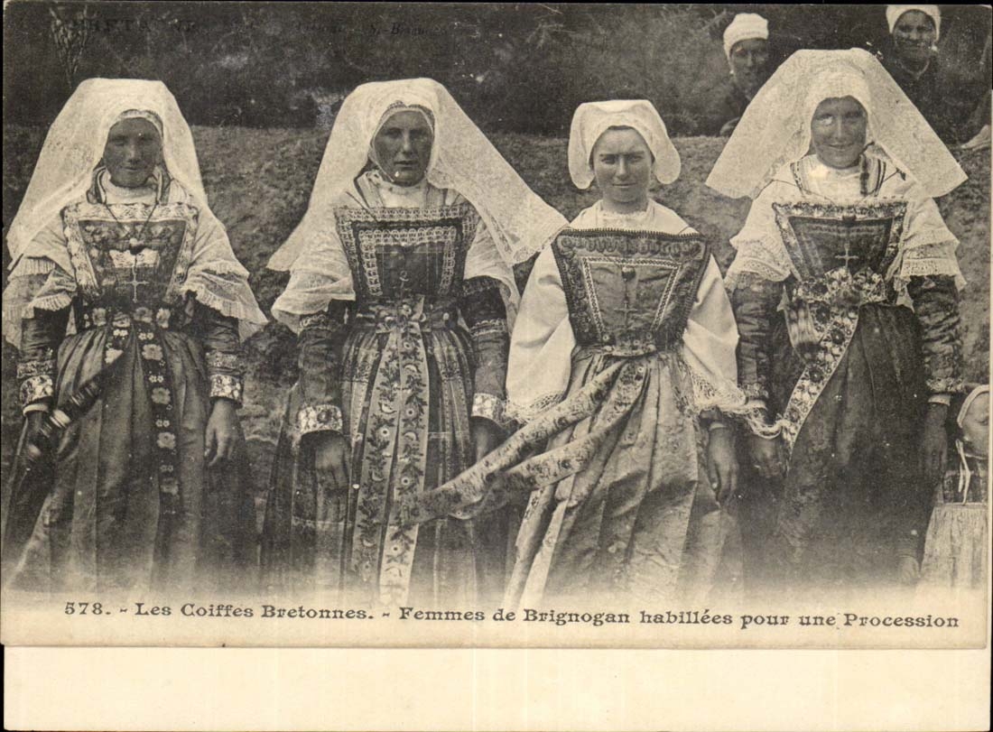 CPA Folklore costumes Breton caps Women of Brignogan habillees for a procession