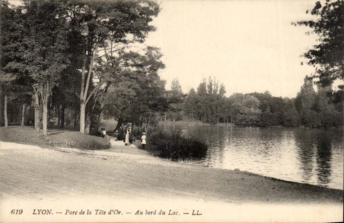 Lyon CPA Park of the gold Head At the edge of the lake