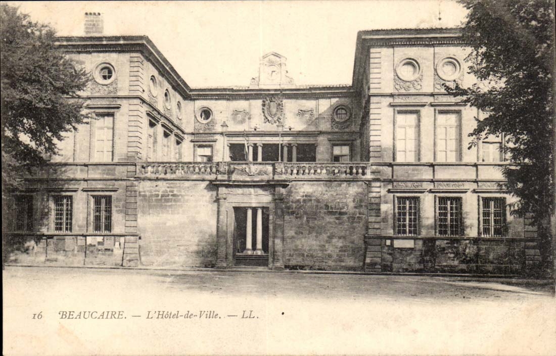 Beaucaire CPA the town hall