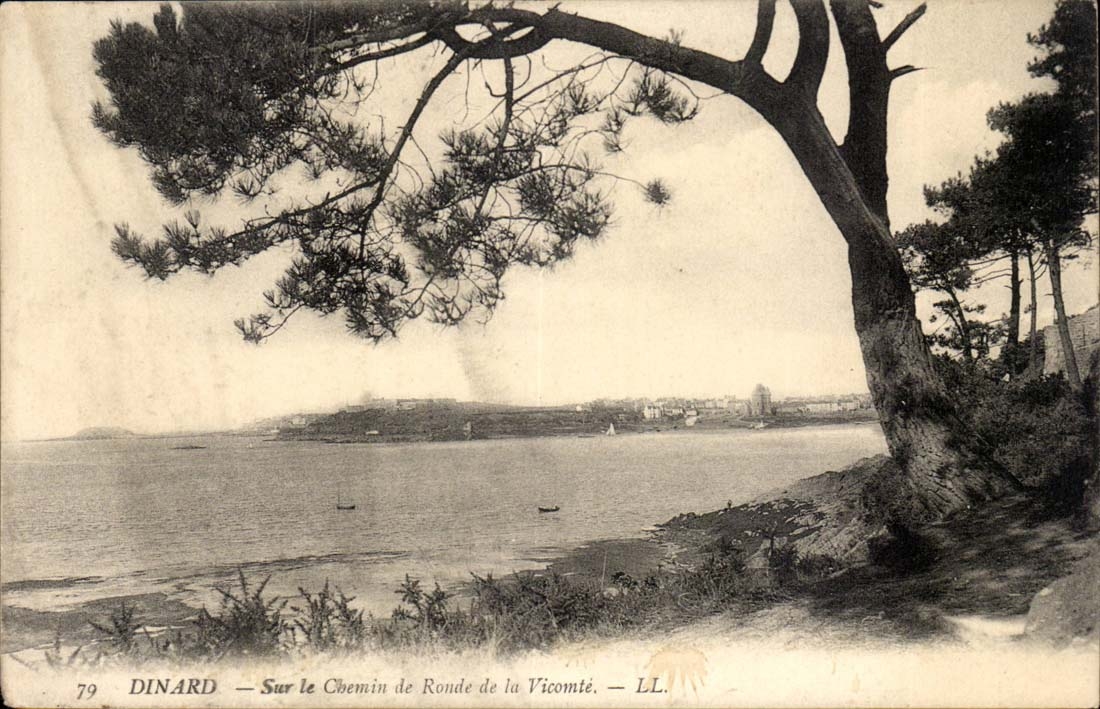 Dinard CPA Sur el chemin de ronde de la Vicomte