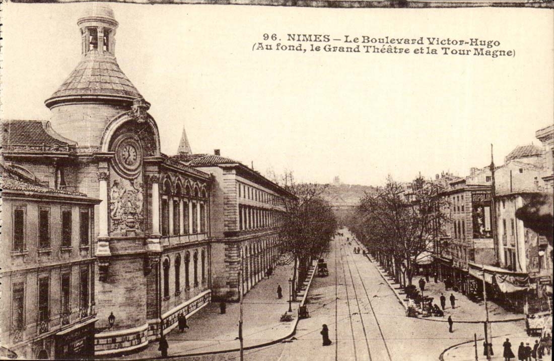 Nimes CPA die Prachtstrasse Victor Hugo (an der Unterseite das grosse Theater und der Magne Aufsatz)