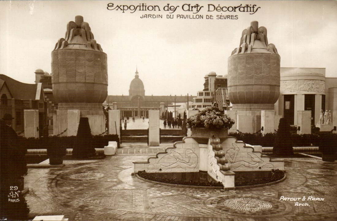 CPA Exposition des Arts decoratifs Jardin du pavillon de Sevres