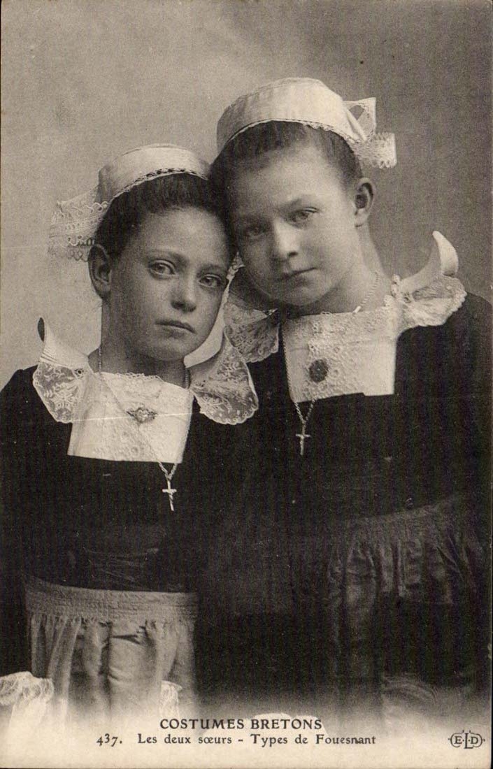 Breton CPA Cosutmes Folklore two Standard sisters of Fouesnant TOP
