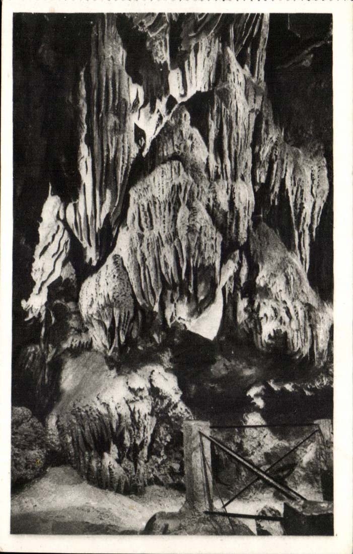 CPA Hohlen von Saint Cezaire nahem fetthaltigem eine Ecke der Vorhange