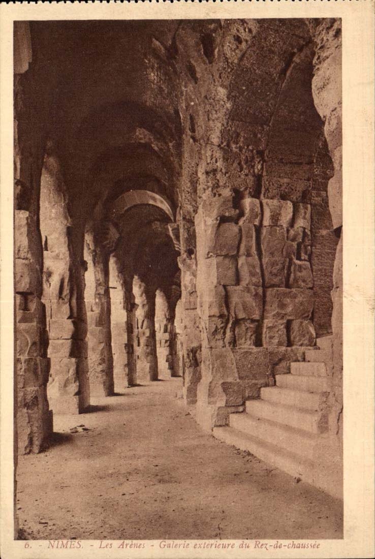 Nimes CPA der Galerie Arena External von rez der Fahrbahn