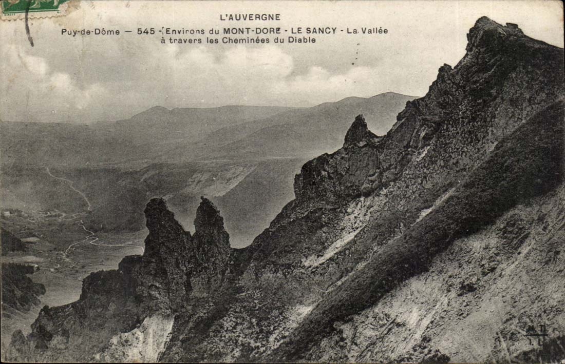 Auvergne CPA Puy de Dome Surroundings of the Mount Gilds CPA SAncy the valley through the chimneys of the devil